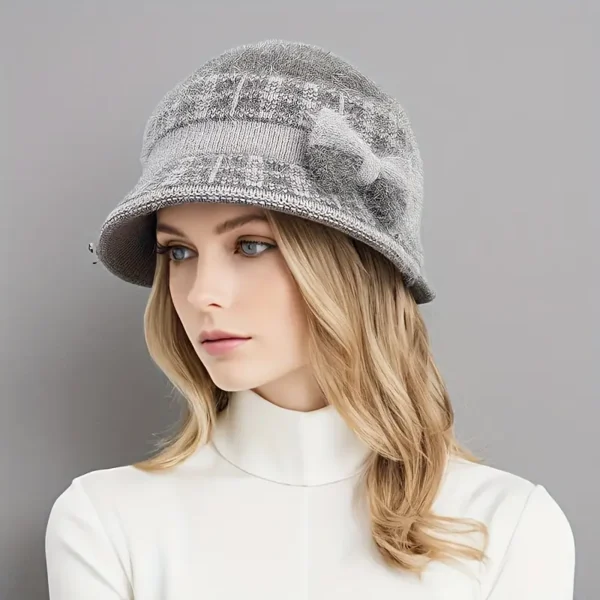 Luxurious Newness Vienna Cashmere Winter Hat in cream, keeping you warm and stylish during winter. Perfect for snowy days and après-ski.