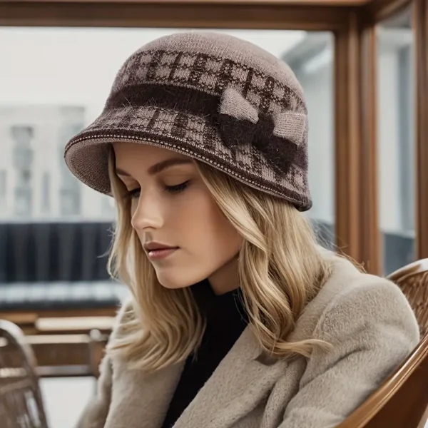 Luxurious Newness Vienna Cashmere Winter Hat in cream, keeping you warm and stylish during winter. Perfect for snowy days and après-ski.