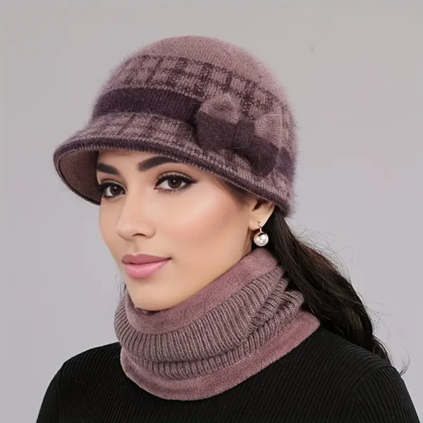 Luxurious Newness Vienna Cashmere Winter Hat in cream, keeping you warm and stylish during winter. Perfect for snowy days and après-ski.