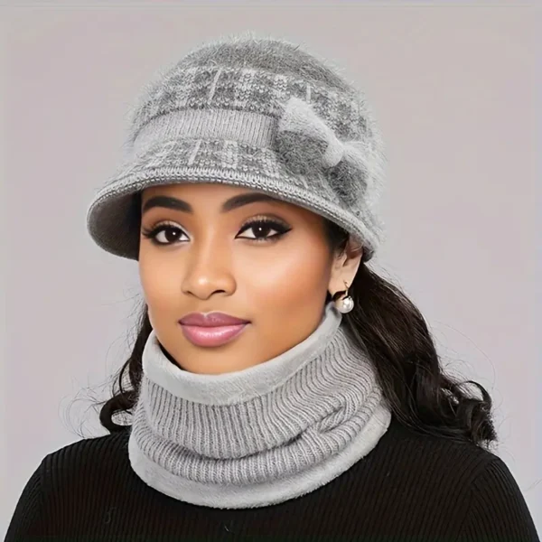 Luxurious Newness Vienna Cashmere Winter Hat in cream, keeping you warm and stylish during winter. Perfect for snowy days and après-ski.