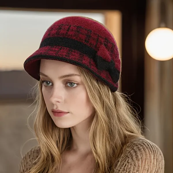 Luxurious Newness Vienna Cashmere Winter Hat in cream, keeping you warm and stylish during winter. Perfect for snowy days and après-ski.