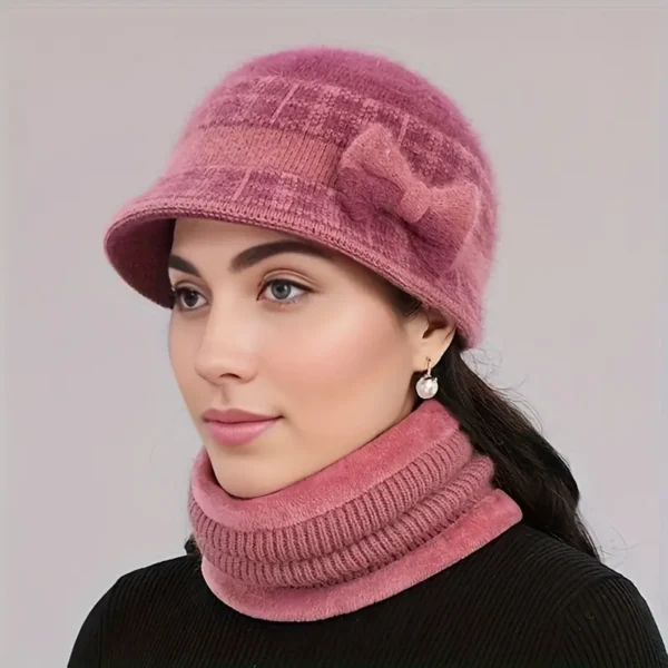 Luxurious Newness Vienna Cashmere Winter Hat in cream, keeping you warm and stylish during winter. Perfect for snowy days and après-ski.