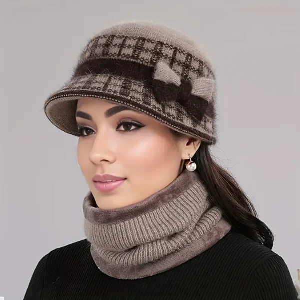 Luxurious Newness Vienna Cashmere Winter Hat in cream, keeping you warm and stylish during winter. Perfect for snowy days and après-ski.
