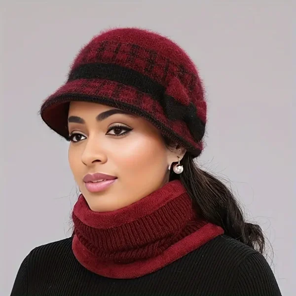 Luxurious Newness Vienna Cashmere Winter Hat in cream, keeping you warm and stylish during winter. Perfect for snowy days and après-ski.