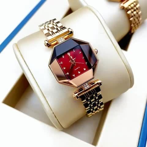 Newness Celestial Dusk Glamorous Quartz Watch: A close-up showcasing its elegant design and shimmering details.