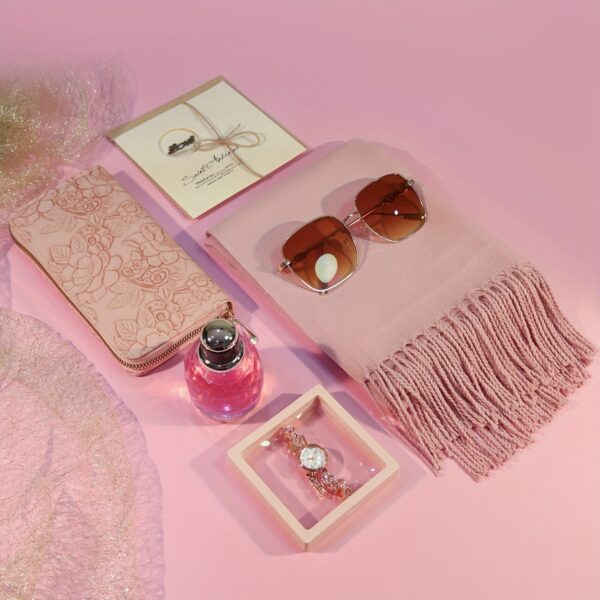 Newness Rosé Voyager Elegant Travel Set: Stylish travel accessories for women, including a matching cosmetic bag and luggage tag.