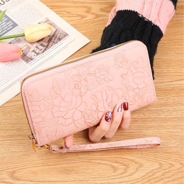 Newness Rosé Voyager Elegant Travel Set: Stylish travel accessories for women, including a matching cosmetic bag and luggage tag.