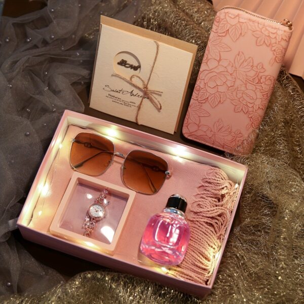 Newness Rosé Voyager Elegant Travel Set: Stylish travel accessories for women, including a matching cosmetic bag and luggage tag.
