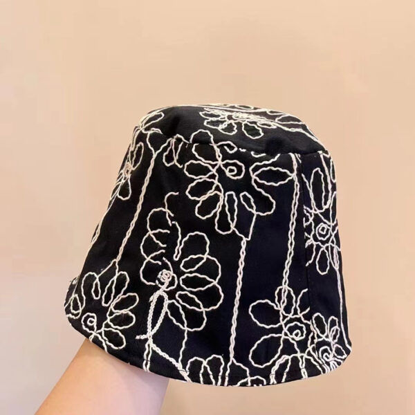 Midnight Bloom Embroidered Beret Cap by Newness. A stylish black beret with delicate embroidery, perfect for adding a touch of Parisian chic to any outfit.