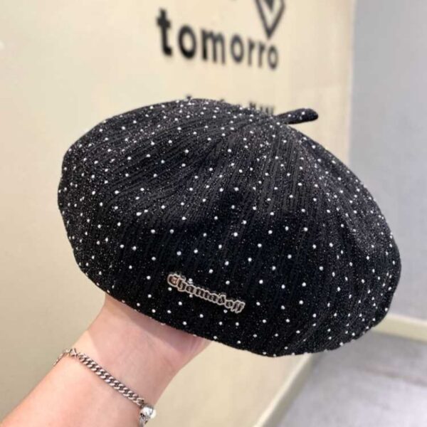 Elevate your style with the Newness Lumière Sparkling Beret Hat. This chic and modern accessory features a sparkling design, perfect for adding a touch of glamour to any outfit.