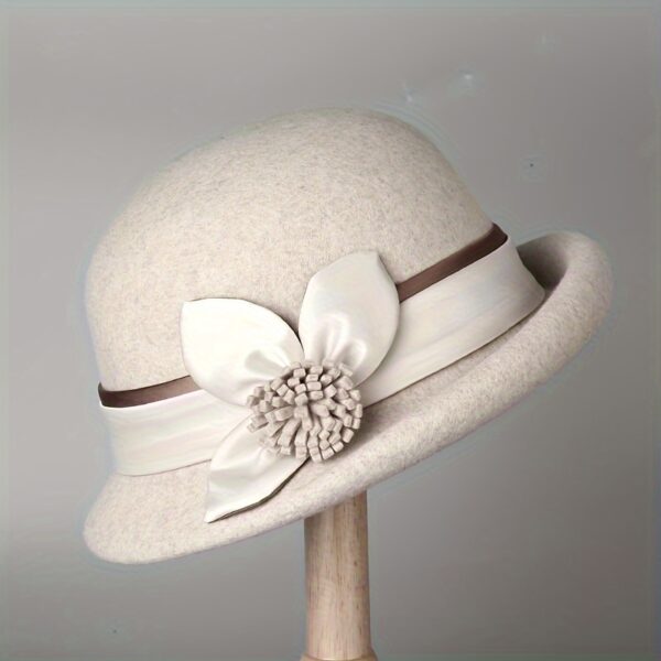 Newness Winter Wool Bucket Hat: A stylish 100% wool bucket hat with a rolled brim and a delicate floral accent.