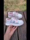 Adorable girls pink glitter sneakers perfect for everyday wear These low top casual shoes offer comfort durability and a touch of sparkle