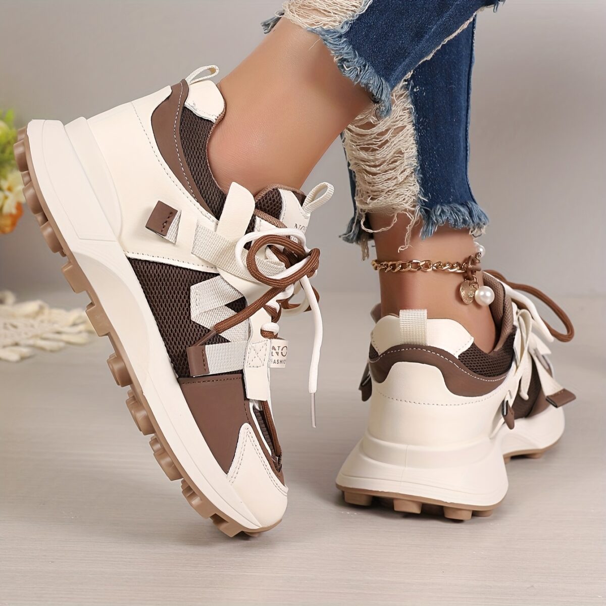 Newness Effortless Chic Womens Breathable Sneakers White leather sneakers with a stylish design perfect for everyday wear Showcasing comfort and breathability