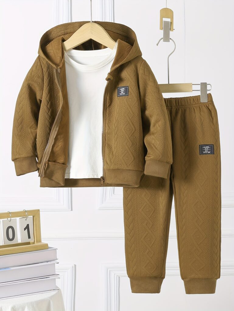 Stylish and comfortable Cozy Champ Boys' Casual Sweatshirt and Pants Set, perfect for autumn and winter. A trendy outfit for boys featuring a soft sweatshirt and matching pants.