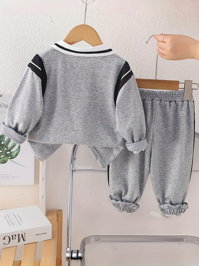 Smart Style Boys' Tracksuit Set: Trendy and comfortable tracksuit in navy blue for boys aged 1-6 years. Perfect for school, sports, or semi-formal events.