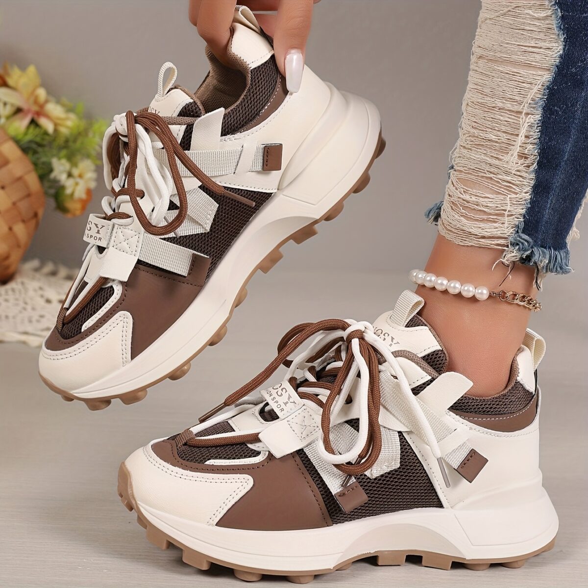 Newness Effortless Chic Womens Breathable Sneakers White leather sneakers with a stylish design perfect for everyday wear Showcasing comfort and breathability