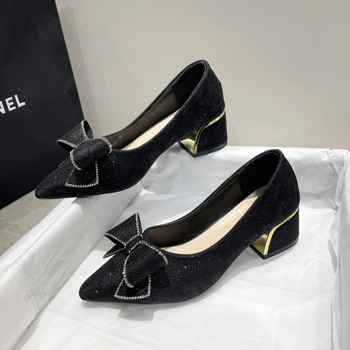 Newness Evening Star Glittery Black Pumps Elevate your style with these versatile and chic black pumps featuring dazzling glitter