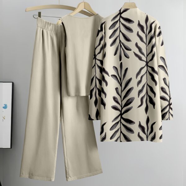 Effortless style meets ultimate comfort with the Newness Botanical Bliss Printed Cardigan Set This versatile two piece set is perfect for all seasons and features a beautiful botanical print