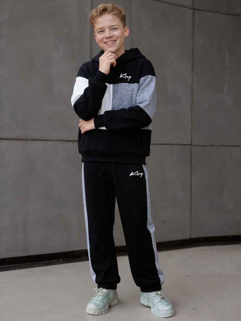 Stylish boys color block fleece-lined sweatshirt and pants set, perfect for autumn and winter. The outfit features a trendy color block design and a comfortable fleece lining.