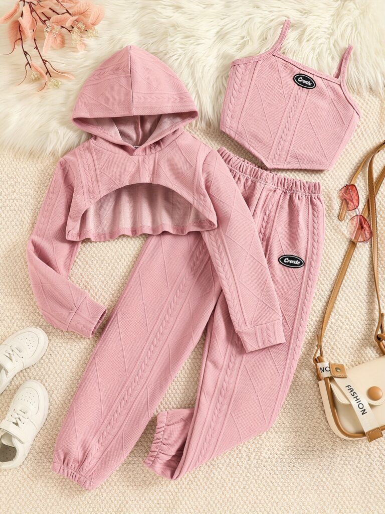 Stylish and comfortable Newness girls' sports suit, perfect for everyday wear. The suit features a chic design and is crafted for comfort.