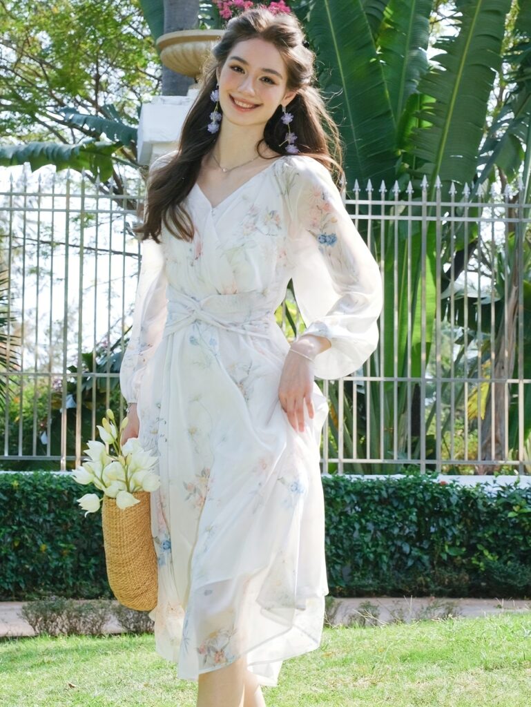 Effortless elegance in our Casablanca Floral Maxi Dress. Perfect for spring and summer, this flowing floral maxi dress features a stunning floral print and flattering silhouette.