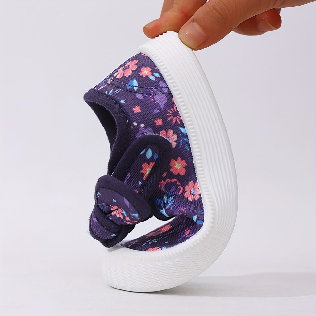 Adorable girls' floral print sneakers, perfect for all seasons. Stylish and comfortable, ideal for school, playdates, or casual outings.
