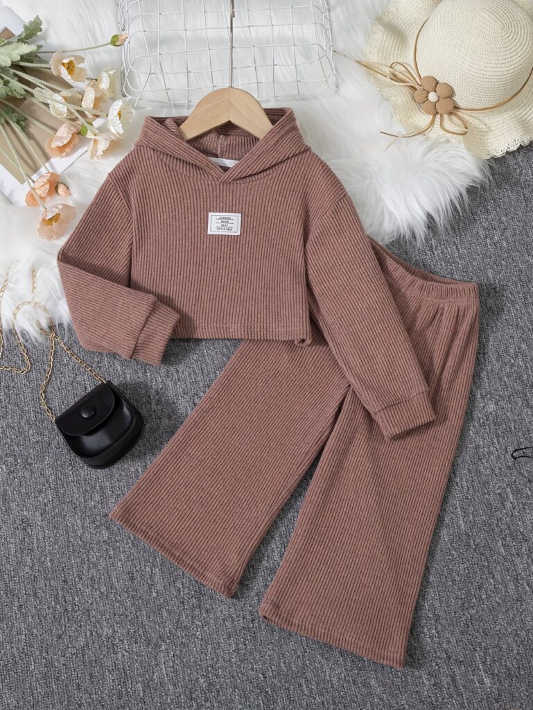 Girls' stylish two-piece hoodie set in soft fabric, ideal for casual wear. Spring/Autumn fashion.