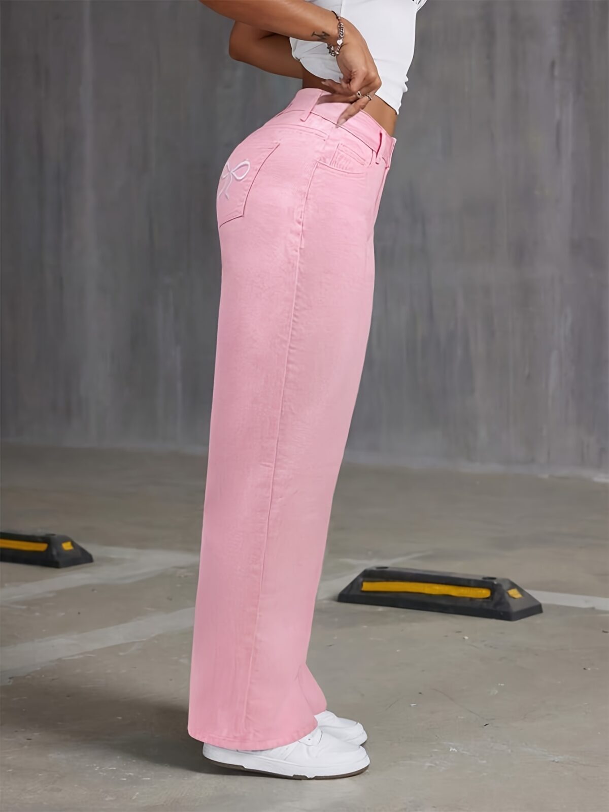 Newness Sculpt  Style High Waist Straight Jeans Flattering high waisted jeans in a classic straight leg style offering both comfort and style Shown in a light wash denim