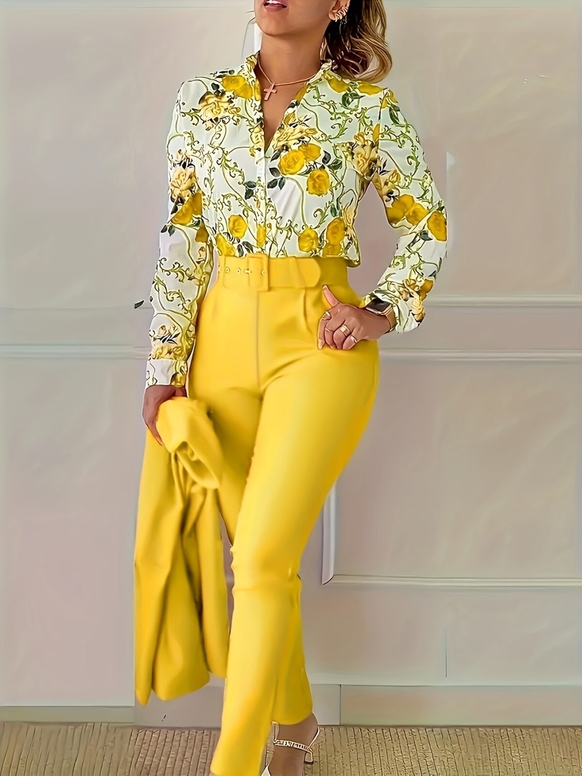 The Newness Chongzhong Elegant Floral Pants Set a comfortable and stylish floral pants set perfect for any season Features a flattering fit and durable fabric