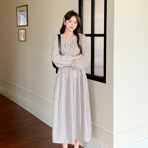 Embrace timeless elegance in the Newness Ethereal Bloom Floral Print Maxi Dress. This chic and comfortable maxi dress features a stunning floral print, perfect for any occasion.