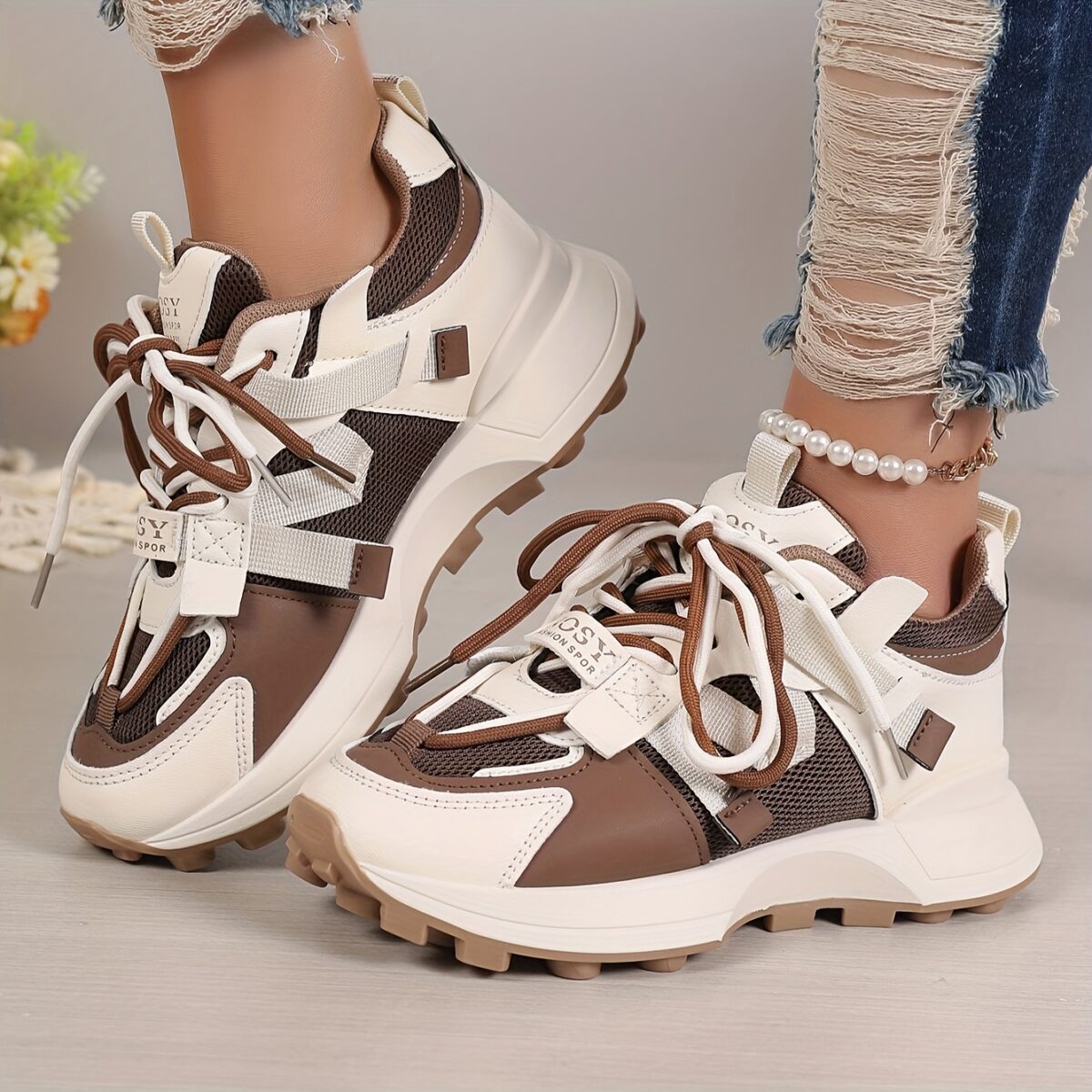 Newness Effortless Chic Womens Breathable Sneakers White leather sneakers with a stylish design perfect for everyday wear Showcasing comfort and breathability